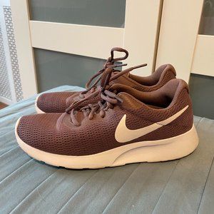 NIKE WOMENS TANJUN SNEAKER- Mauve